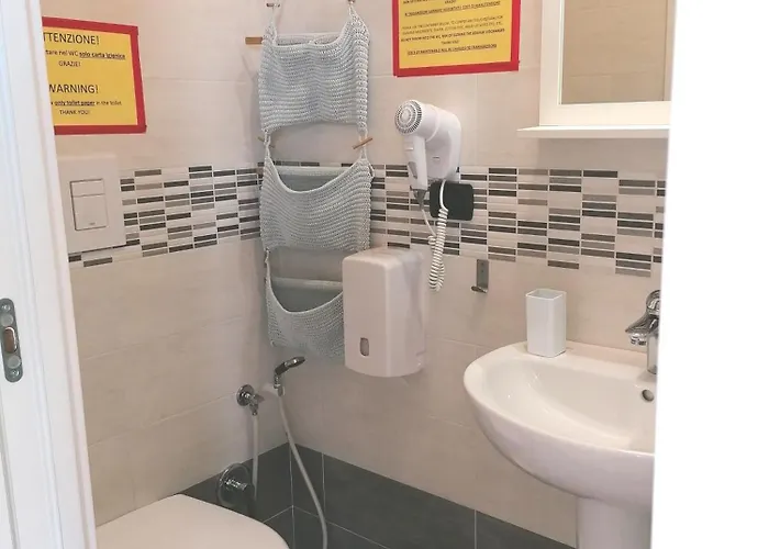 Tanzi לינה וארוחת בוקר 4*